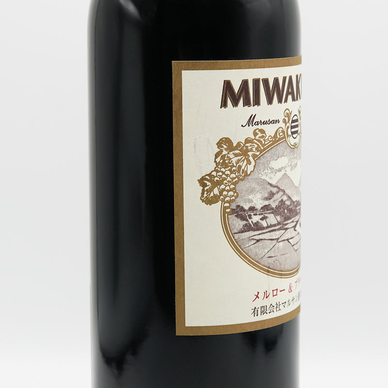 マルサン葡萄酒 MIWAKUBO メルロー&プチベルドーのラベル左側面