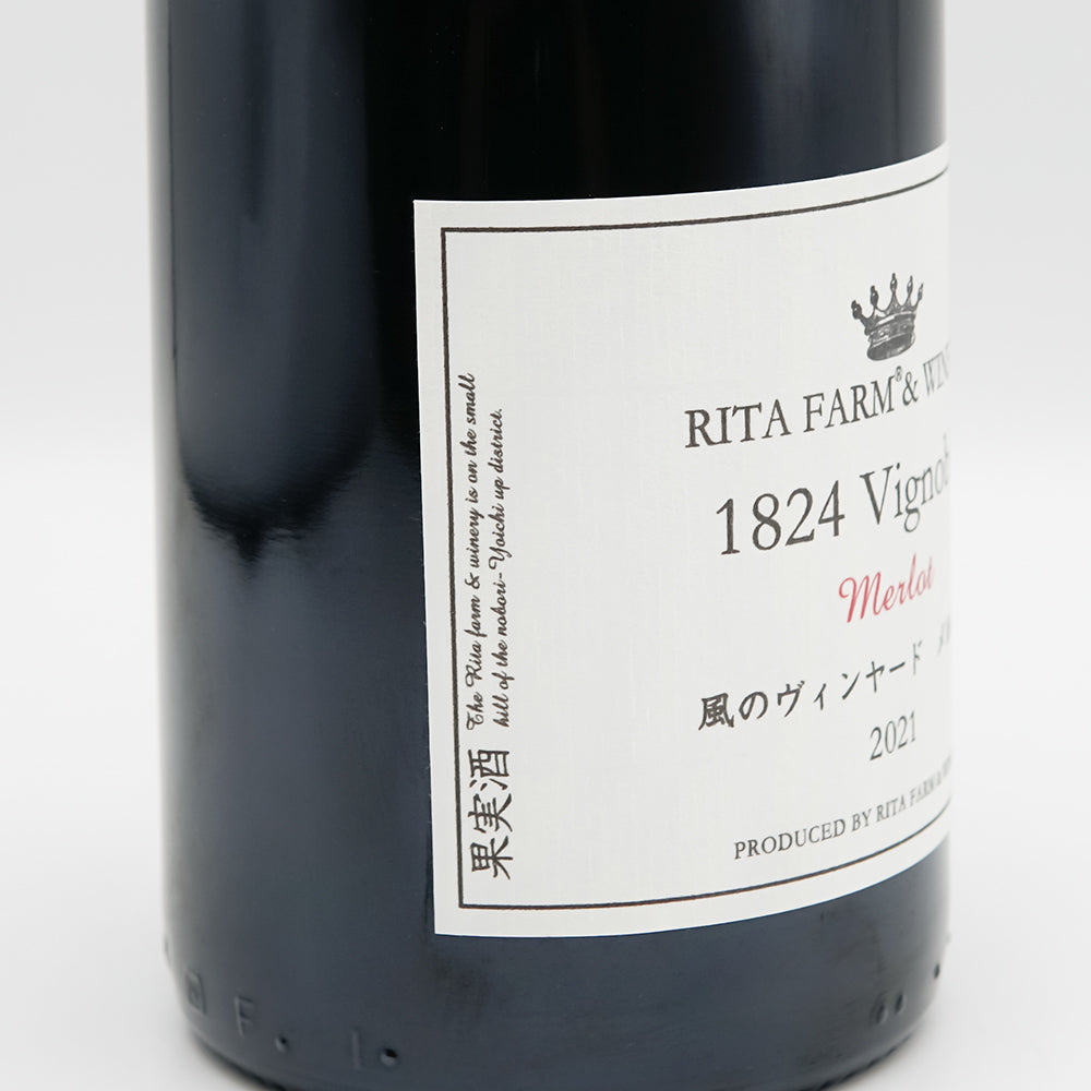 リタファーム＆ワイナリー 風のヴィンヤード メルロー 2021のラベル左側面