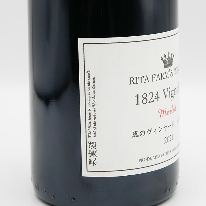 リタファーム＆ワイナリー 風のヴィンヤード メルロー 2021のラベル左側面